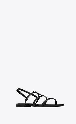 sandalias planas cassandra de charol con monograma negro