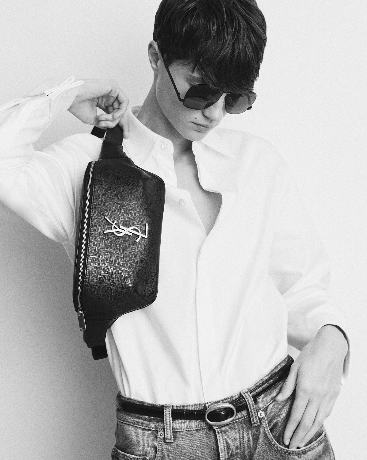 생로랑 그랑 드 뿌드르 엠보싱 가죽 소재의 카산드라 클래식 벨트백 589959DME0W1000