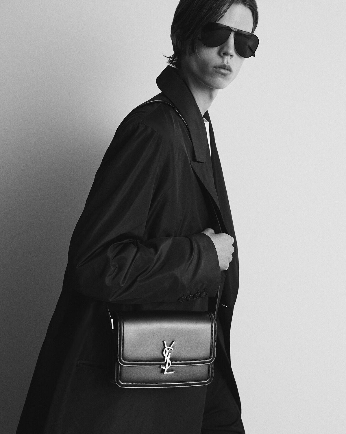 생로랑 부드러운 가죽 소재의 솔페리노 미디엄 사첼백 7110390SX0E1000